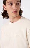 Sudadera Champion 222991 blanca YS084, conjunto con modelo