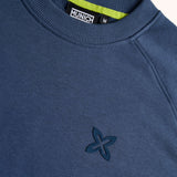 Sudadera Munich Essentials cuello redondo marino – Detalle logo bordado y etiqueta