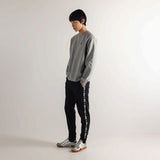 Sudadera Munich 2507942 gris vigoré llevada por modelo, vista lateral
