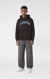 Detalle de la sudadera Champion junior 307665 negra con logo Champion y bolsillo canguro