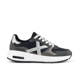 Zapatilla Munich Aurea negra vista lateral exterior con la X de Munich en plata