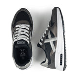 Zapatillas Munich Aurea negras y plata de mujer, par en vista tres cuartos