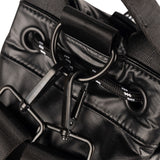 Munich Deep Bucket Negro - Detalle herrajes y mosquetón