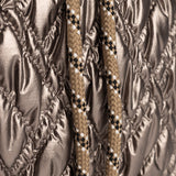 Munich Deep Bucket Champagne Beige - Detalle tejido quilted y cordón