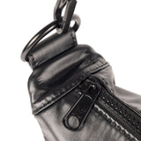 Munich Deep Hobo Negro - Detalle herrajes y cremallera