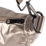 Munich Deep Hobo Champagne Beige - Detalle herrajes y cremallera