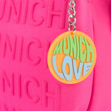 Bolso Munich Bloom Tote Rosa Fucsia - Detalle colgante Munich Love naranja
