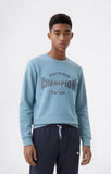 Detalle de la sudadera Champion junior 307263 azul claro con gráfico frontal