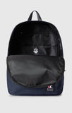 Detalle de la mochila Champion 806019 marino con etiqueta y bolsillo delantero