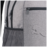 Mochila PUMA Buzz 091350 gris - Detalle cremalleras y bolsillo frontal