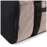 Bolsa PUMA Train All Day Small taupe - Detalle bolsillo lateral de malla negra y cremallera