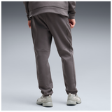 Pantalón Puma PUMATECH Elevated slim gris, vista trasera sobre modelo