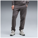 Pantalón Puma PUMATECH Elevated slim gris, vista frontal sobre modelo