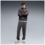 Pantalón Puma PUMATECH 4-Way Stretch gris, conjunto sobre modelo