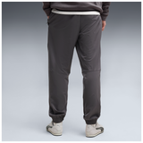 Pantalón Puma PUMATECH 4-Way Stretch gris, vista trasera sobre modelo