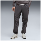 Pantalón Puma PUMATECH 4-Way Stretch gris, vista frontal sobre modelo