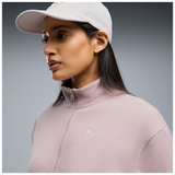 Detalle del cuello alto, la cremallera y el logo PUMA del chándal 694001 rosa