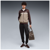 Chaqueta Puma Poly Colorblock marrón y beige, detalle frontal sobre modelo