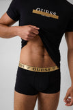 Conjunto Guess de camiseta y bóxer negros visto por detrás sobre modelo