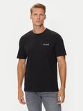 Hombre con camiseta Guess negra de cuello redondo y logo blanco en el pecho