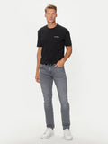 Camiseta Guess negra de hombre sobre modelo, look completo con vaqueros