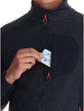 Detalle del cuello alto y bolsillo de pecho con cremallera del Icepeak Frederic marino