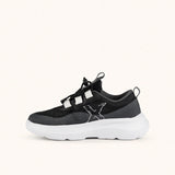 Zapatilla Munich Takao Kid negra vista lateral exterior con logo Munich